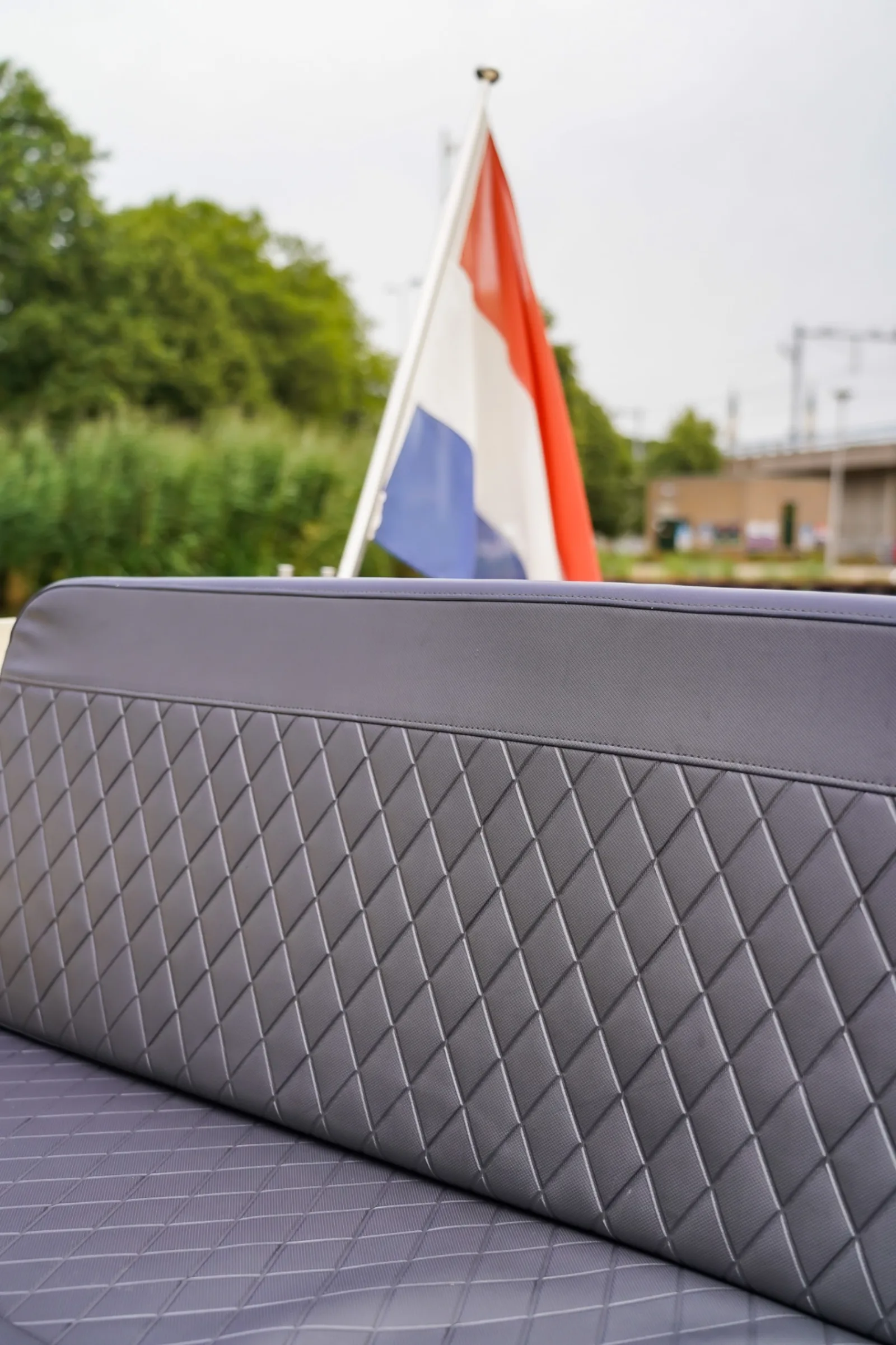 Luxe bekleding aan boord van de Oud Huijzer 616 Tender