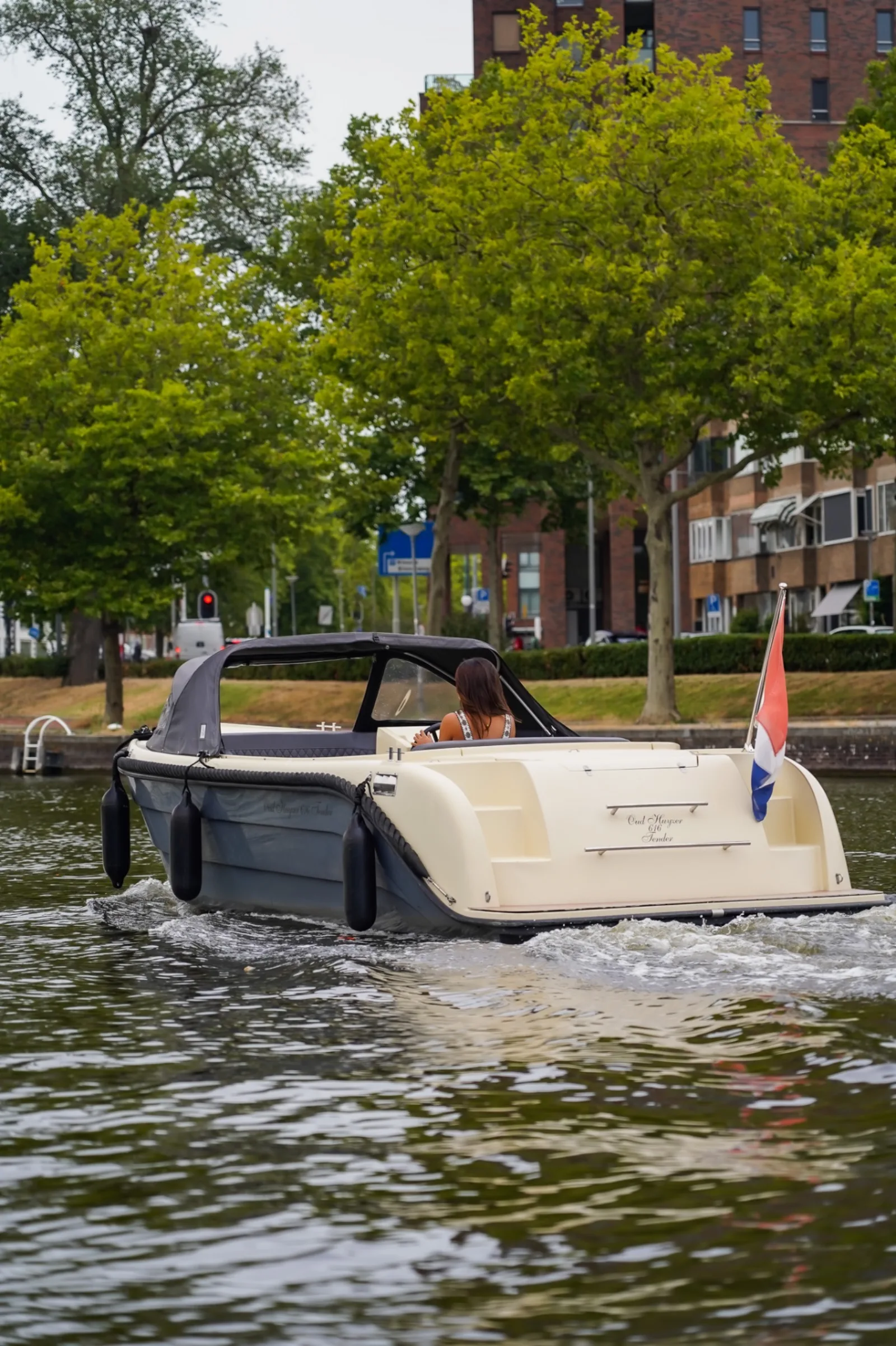 Oud Huijzer 616 Tender varend op het water in Rotterdam